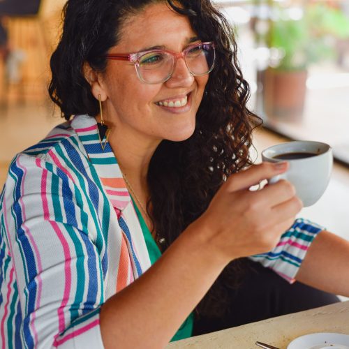 Foto profesional de Angélica Concha, psicóloga con más de 19 años de experiencia en salud mental y acompañamiento terapéutico en consulta online y presencial en Peñaflor